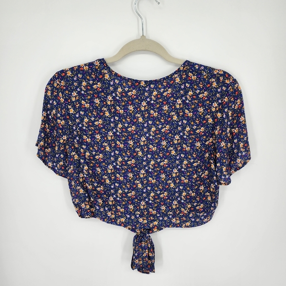 3/$25 64. American Eagle Floral Cropped Top M Short Sleeves V Neck Boho Blue - Picture 3 of 3